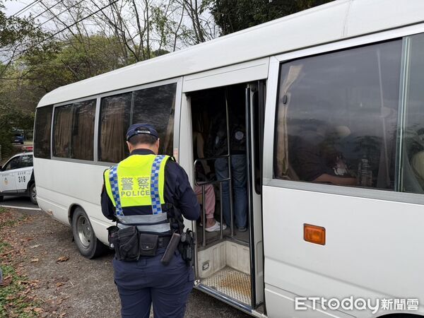 ▲警方在苗栗南庄鄉苗21線禁止巴士行駛路段,攔查1輛中巴,赫然查獲22名泰國籍和越南籍失聯移工。(圖/記者楊永盛翻攝)