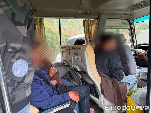 ▲警方在苗栗南庄鄉苗21線禁止巴士行駛路段,攔查1輛中巴,赫然查獲22名泰國籍和越南籍失聯移工。(圖/記者楊永盛翻攝)