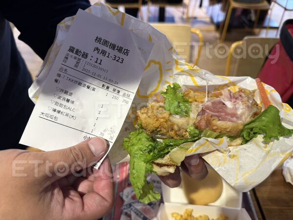 ▲▼有消費者在桃園機場內的頂呱呱購買經典炸雞堡餐,不料炸雞堡內的炸雞排沒熟。(圖/讀者提供)