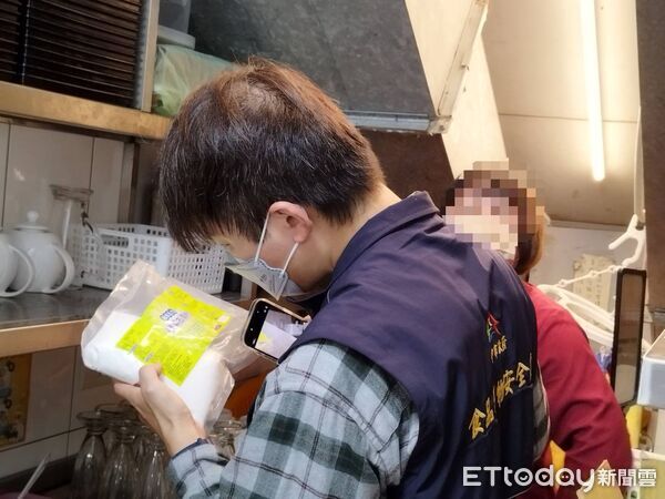 ▲春水堂稽查。(圖/食安處提供)