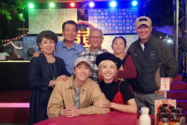 ▲陳漢典、LuLu帶著雙方爸媽參加舞台劇《一村喜事:康樂隊來了》。(圖/金星文創提供)