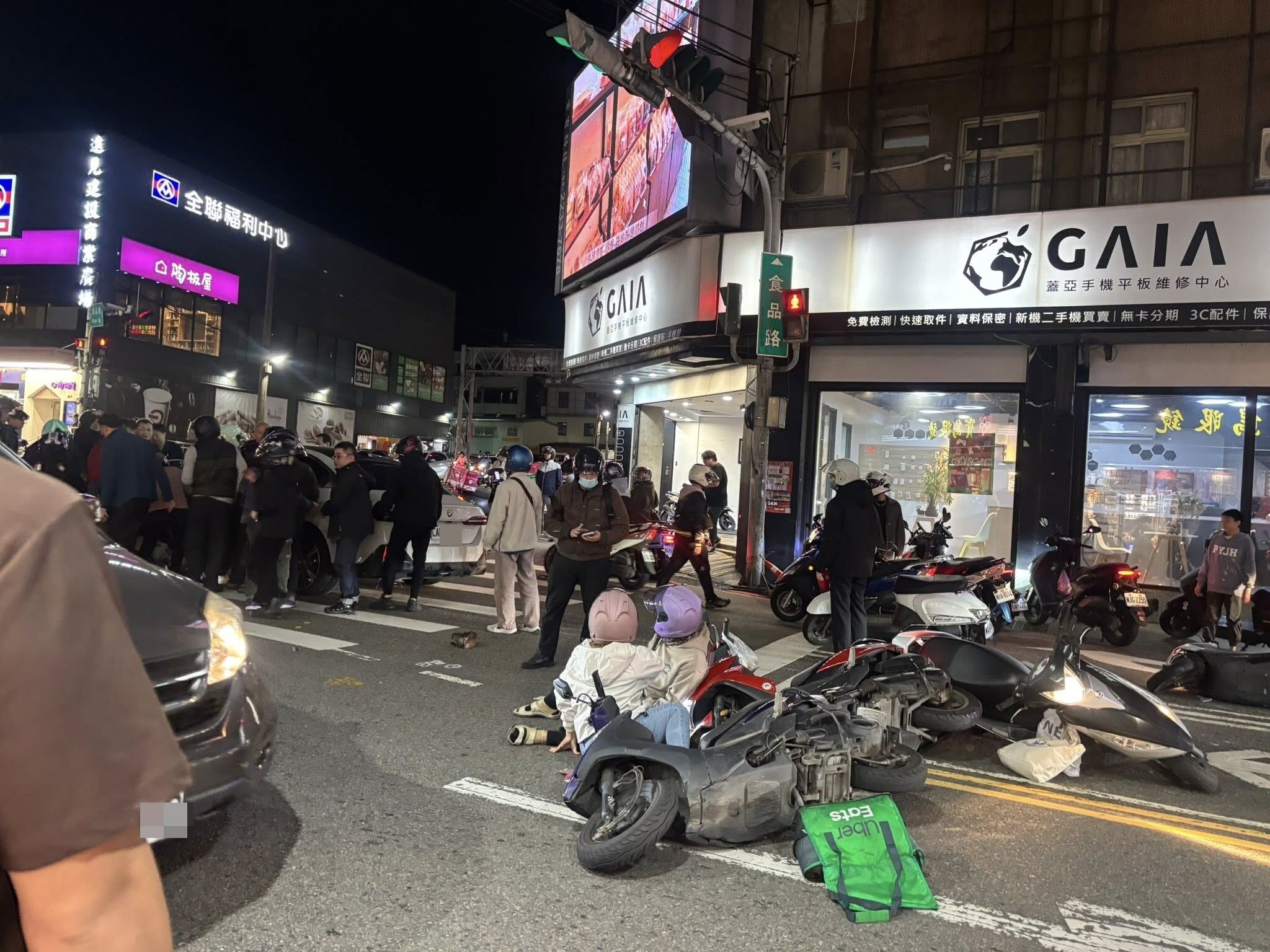 ▲▼新竹車禍發生後,28歲女乘客被壓在車底,眾人合力抬車救人。(圖/翻攝臉書/黃文政)
