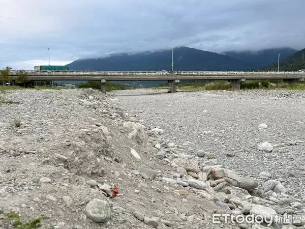 ▲▼河道內大量砂石堆積,幾乎掩蓋原本水流動線,且距離河濱運動步道僅數公尺,潛藏極大風險。(圖/花蓮市公司所提供,下同)