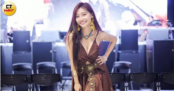 鮮肉新歡1/祈錦鈅離婚後緊牽神秘男子 護花使者身分曝光是《原子》男星