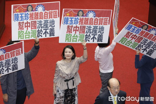 ▲民進黨團2日舉牌抗議陳玉珍幫中國洗產地、國民黨立法院2日就行政院「中央政府花蓮馬太鞍溪堰塞湖災後重建特別預算案」等相關議案進行審查。(圖/記者湯興漢攝)