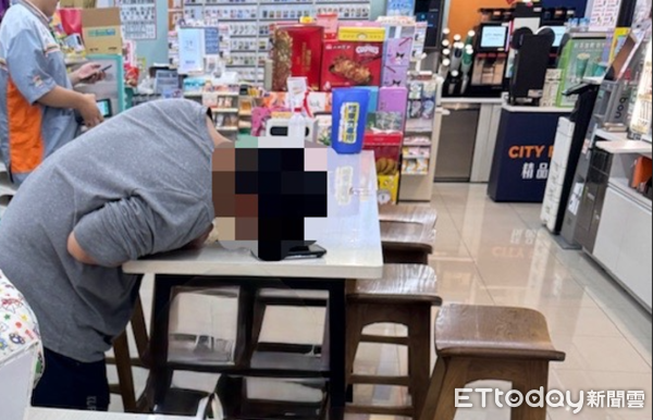 ▲內埔警方送楊男返家。(圖/記者陳崑福翻攝)