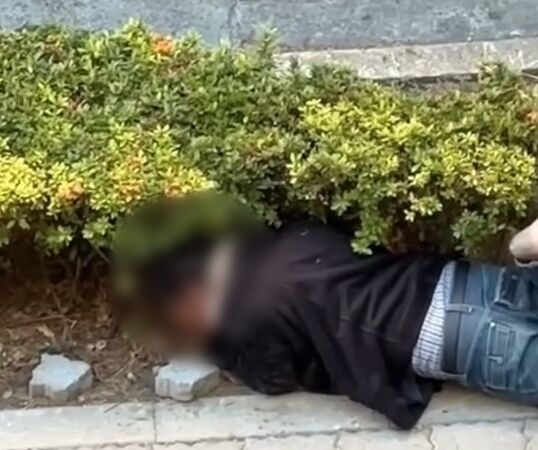 ▲台南南區大同路二段發生男子情緒失控破壞智慧停車柱事件,警方趕抵現場協助控制狀況並通報救護。(圖/翻攝自社會事新聞影音)