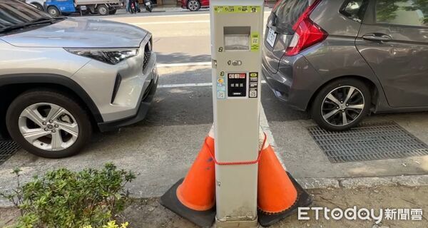 ▲遭砸毀的智慧停車柱由交通局啟動修復與求償程序,警方並調閱監視器釐清整起事件。(記者林東良翻攝,下同)