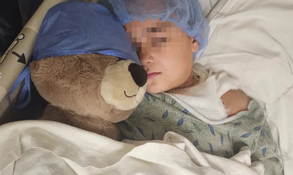 睡覺翻身「項鍊意外卡插座」 8歲童遭恐怖電擊1動作驚險救命。(圖/翻攝自募款網站GoFundMe)