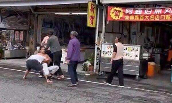 ▲高家3兄弟在餐廳外打成一團。(圖/民眾提供)