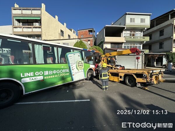 ▲▼公車突衝越對向車道撞擊拖吊車,2人受困搶救中 。(圖/民眾提供)