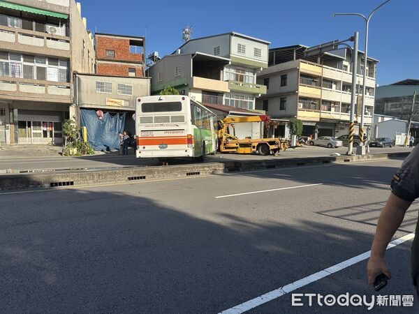 ▲▼公車突衝越對向車道撞擊拖吊車,2人受困搶救中 。(圖/民眾提供)