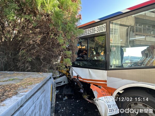 ▲▼公車突衝越對向車道撞擊拖吊車,2人受困搶救中 。(圖/民眾提供)