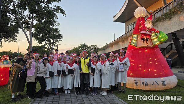 ▲▼八里區舉辦「2025 八里聖誕幸福光園」點燈儀式,區長邀請市民參觀,八里三珍文旦、柑橘、黃金筍Q版花燈 。(圖/記者陳以昇翻攝)