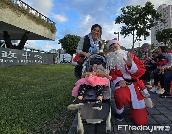 ▲▼八里區舉辦「2025 八里聖誕幸福光園」點燈儀式,區長邀請市民參觀,八里三珍文旦、柑橘、黃金筍Q版花燈 。(圖/記者陳以昇翻攝)
