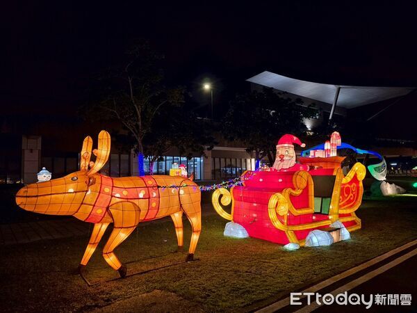 ▲▼八里區舉辦「2025 八里聖誕幸福光園」點燈儀式,區長邀請市民參觀,八里三珍文旦、柑橘、黃金筍Q版花燈 。(圖/記者陳以昇翻攝)