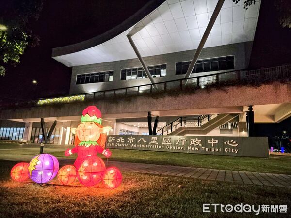 ▲▼八里區舉辦「2025 八里聖誕幸福光園」點燈儀式,區長邀請市民參觀,八里三珍文旦、柑橘、黃金筍Q版花燈 。(圖/記者陳以昇翻攝)