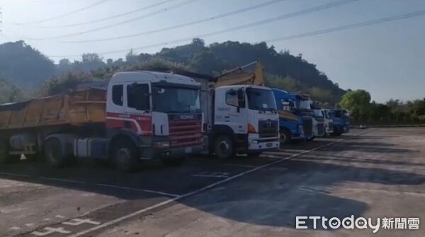 ▲環保蟑螂集團遭扣押之車輛。(圖/記者高堂堯翻攝)