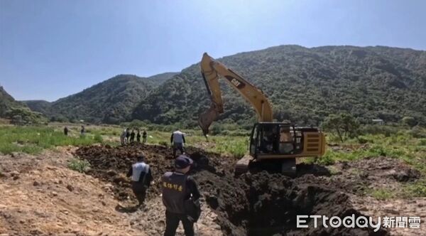 ▲南投地檢署於案發現場開挖調查。(圖/記者高堂堯翻攝)