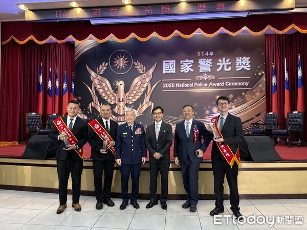 ▲▼偵查佐丁逸鋒(左一)、巡官何承峻(右一)、偵查佐陳智凱(左二)。(圖/警方提供)