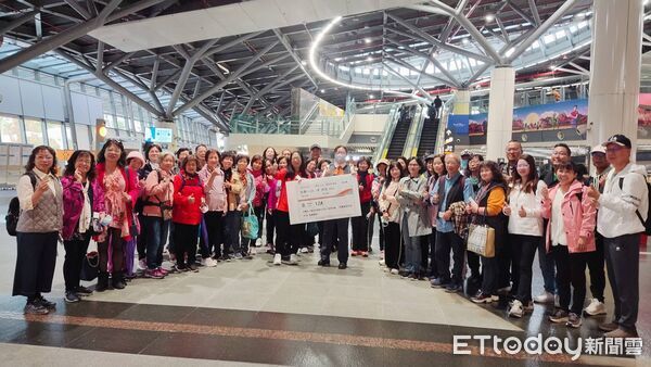 ▲高鐵台南站邀請受災長者與志工搭乘高鐵出遊,站長到場送上祝福。(記者林東良翻攝,下同)