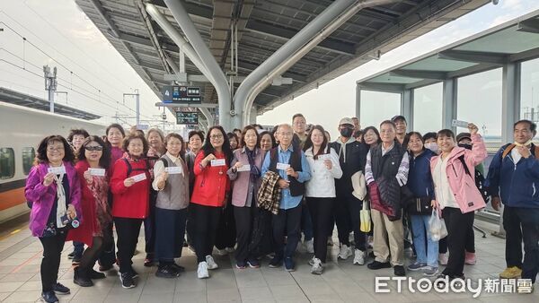 ▲高鐵台南站邀請受災長者與志工搭乘高鐵出遊,站長到場送上祝福。(記者林東良翻攝,下同)
