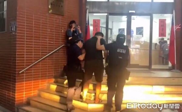 ▲▼瘋男一口氣喝20包毒咖啡!持槍跳進游泳池對2童扣板機 狂拉滑套恐嚇。(圖/記者許權毅翻攝)