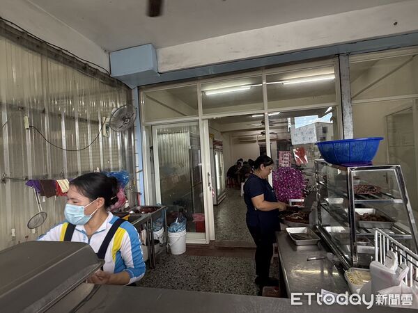 ▲▼花蓮縣政府推出「點亮店家」計畫,積極媒合公益團體捐助店家,加速恢復營業。(圖/花蓮縣政府提供,下同)