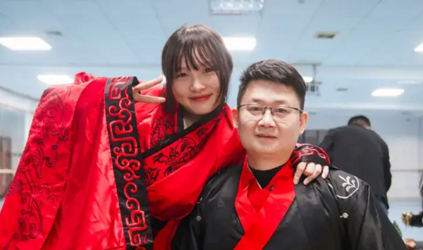 ▲▼ 汶川地震被救起的女孩,17年後和救她的軍人結婚了 。(圖/翻攝 紅網)