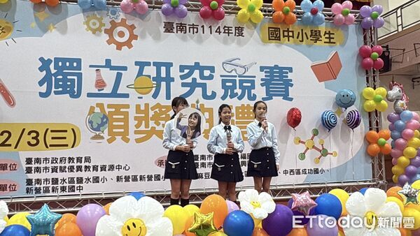 ▲學生展出跨領域研究成果,從科學到在地文化皆有亮眼表現。(記者林東良翻攝,下同)