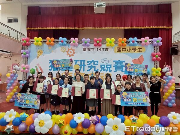 ▲學生展出跨領域研究成果,從科學到在地文化皆有亮眼表現。(記者林東良翻攝,下同)