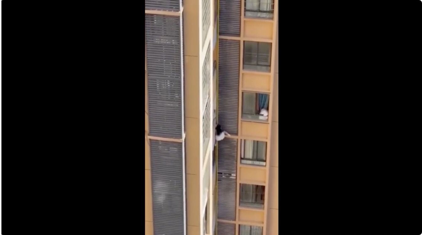 ▲▼中國女子高樓爬牆直擊。(圖/翻攝X)