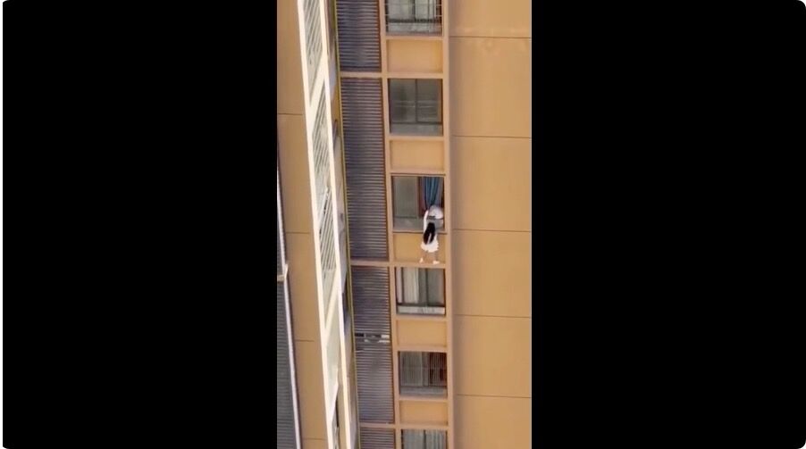 ▲▼中國女子高樓爬牆直擊。(圖/翻攝X)