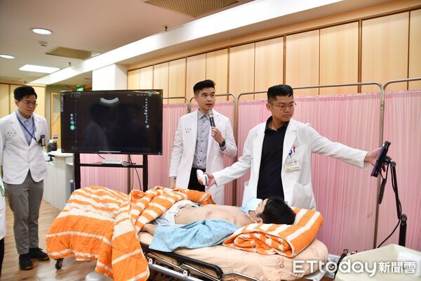 ▲台大雲林分院獲贈手持式超音波,院長馬惠明感謝捐贈單位長期支持雲林在地醫療。(圖/記者游瓊華翻攝)