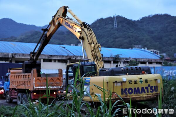 ▲謝國樑再赴碇內督導污染清理。(圖/記者郭世賢翻攝)