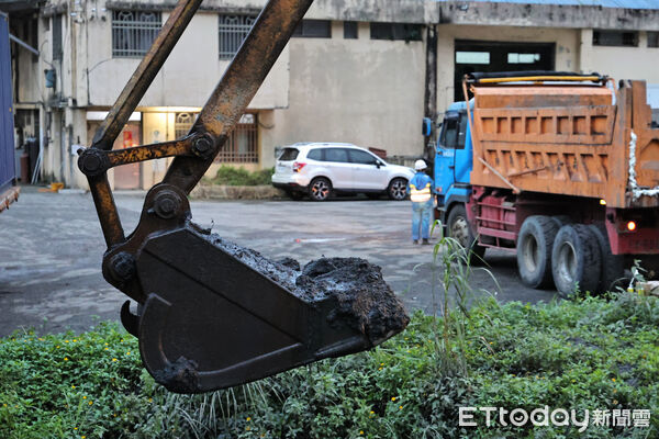 ▲謝國樑再赴碇內督導污染清理。(圖/記者郭世賢翻攝)