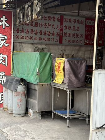 網友在臉書社團分享林家肉燥飯掛上盤讓看板的照片。(翻攝自我是安南區人)