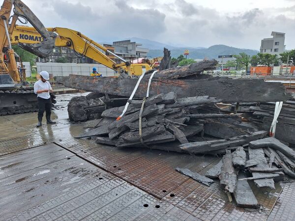 ▲▼頭城鎮一處建築工地挖出的疑古沉船遺跡木質構件。(圖/宜縣府提供,下同)
