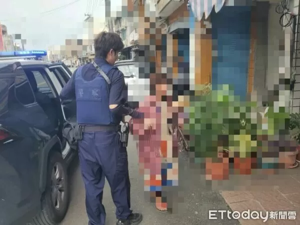 ▲東港警方載王姓阿嬤返家。(圖/記者陳崑福翻攝)