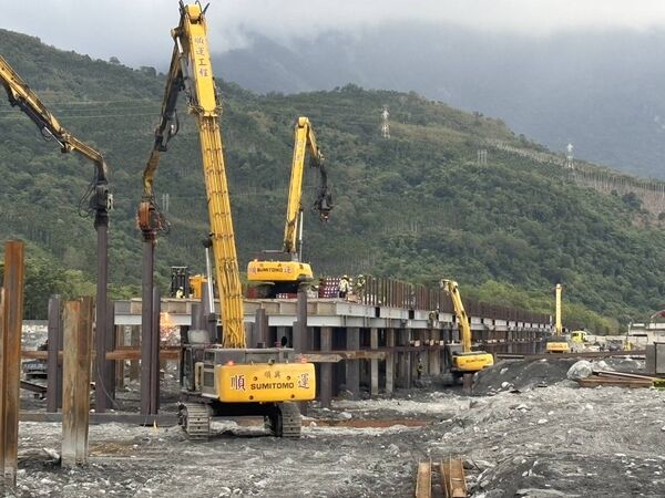 ▲台9線馬太鞍溪橋鋼便橋施工進度超前,預計明年1月底前通車。 。(圖/公路局東工分局提供)