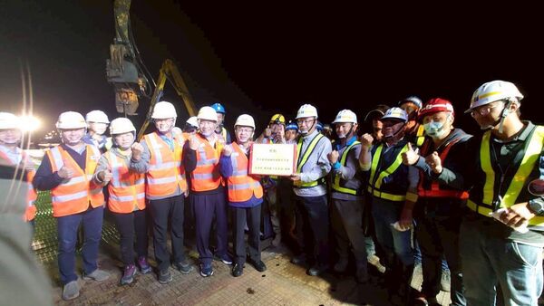 ▲台9線馬太鞍溪橋鋼便橋施工進度超前,預計明年1月底前通車。 。(圖/公路局東工分局提供)