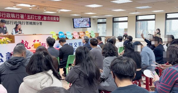 ▲拍賣會上,參與競標者競相叫價,場面非常熱絡。(圖/桃園分署提供)