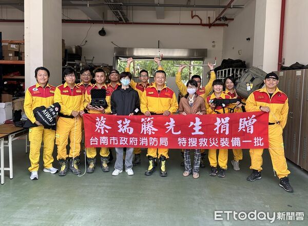 ▲蔡瑞籐先生捐贈特搜裝備,提升台南市特搜隊救災能量。(記者林東良翻攝)
