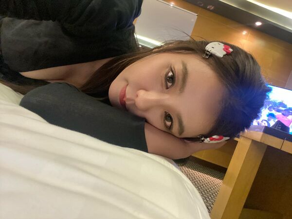 ▲▼周曉涵累趴床洩「深邃事業線」 魔鬼視角辣翻。(圖/翻攝自臉書)