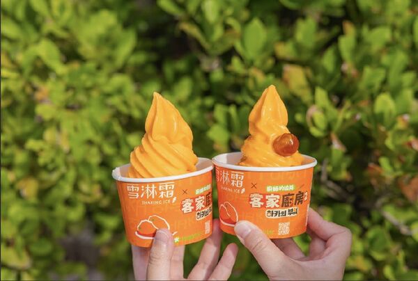 ▲▼7-ELEVEN合作金鐘獎節目《廚師的迫降-客家廚房2》,聯名推出「蜜金桔霜淇淋」,以「橙香雪貝」霜淇淋為基底免費升級製作。(圖/業者提供)