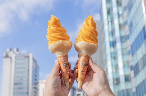 ▲▼7-ELEVEN合作金鐘獎節目《廚師的迫降-客家廚房2》,聯名推出「蜜金桔霜淇淋」,以「橙香雪貝」霜淇淋為基底免費升級製作。(圖/業者提供)