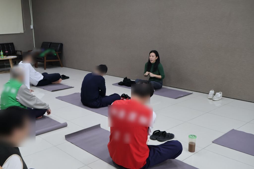 ▲▼八德外役監獄10月起與三軍總醫院北投分院司法病房治療師合作,推動為期八週的「正念減壓」課程。(圖/法務部矯正署八德外役監獄提供)