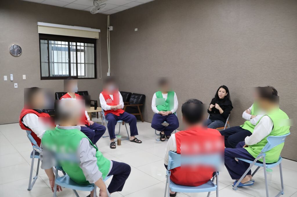 ▲八德外役監獄10月起與三軍總醫院北投分院司法病房治療師合作,推動為期八週的「正念減壓」課程。(圖/法務部矯正署八德外役監獄提供)