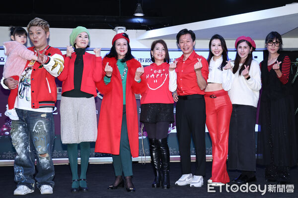 ▲▼ 聖誕文化藝術嘉年華黃國倫寇乃馨李晶玉周丹薇紀寶如等-合照。(圖/記者黃克翔攝)