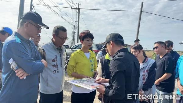 ▲陳亭妃會勘大塭寮排水工程,要求明年汛前完成滯洪池以避免重演淹水災情。(記者林東良翻攝,下同)